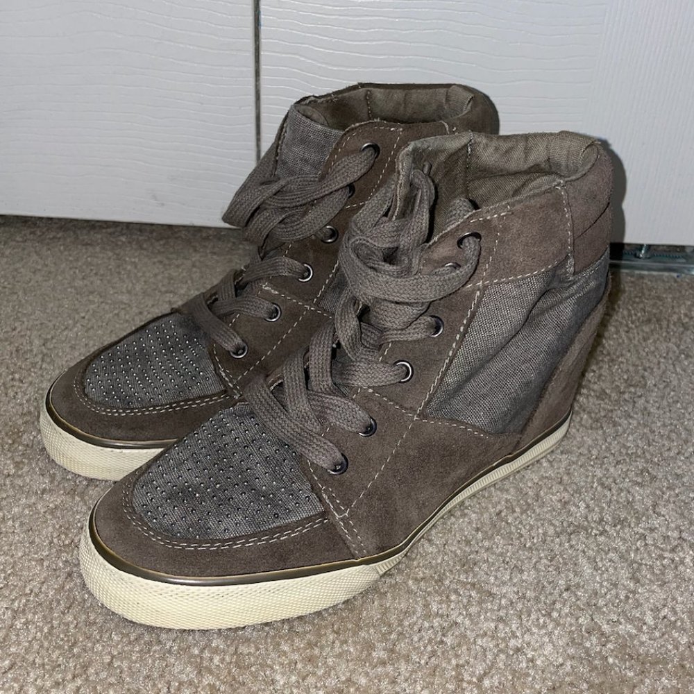 American Eagle Heeled Sneakers in Gray